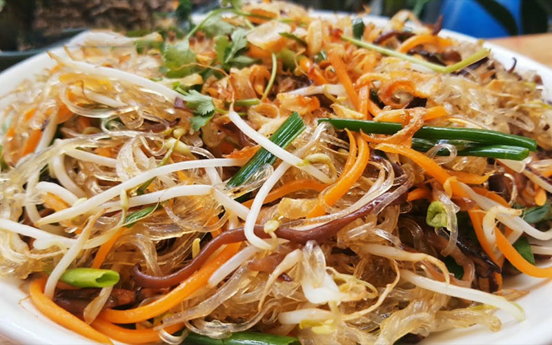 Stir-fried glass noodles with seafood
