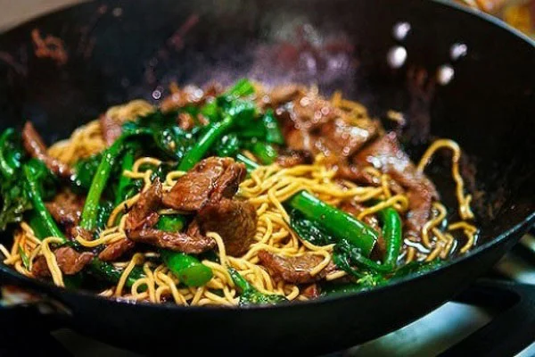 Stir-fried noodles with beef