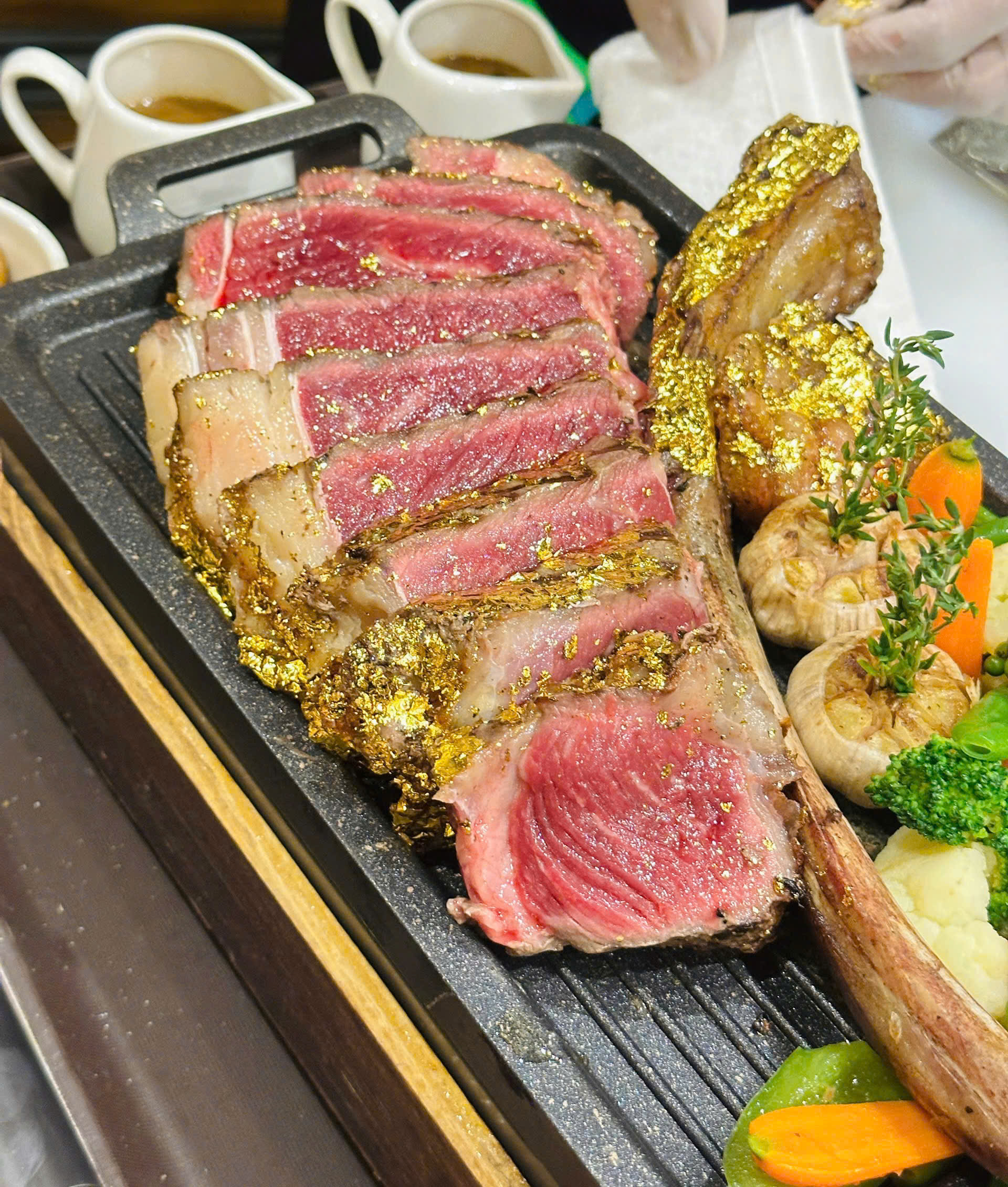 Gold-leaf grilled Tomahawk (Signature)