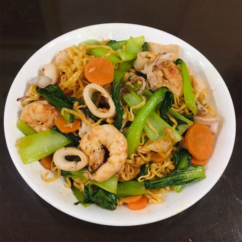 Stir-fried noodles with seafood