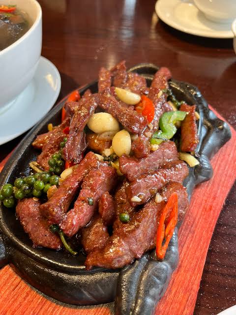 Seared beef with garlic & green pepper